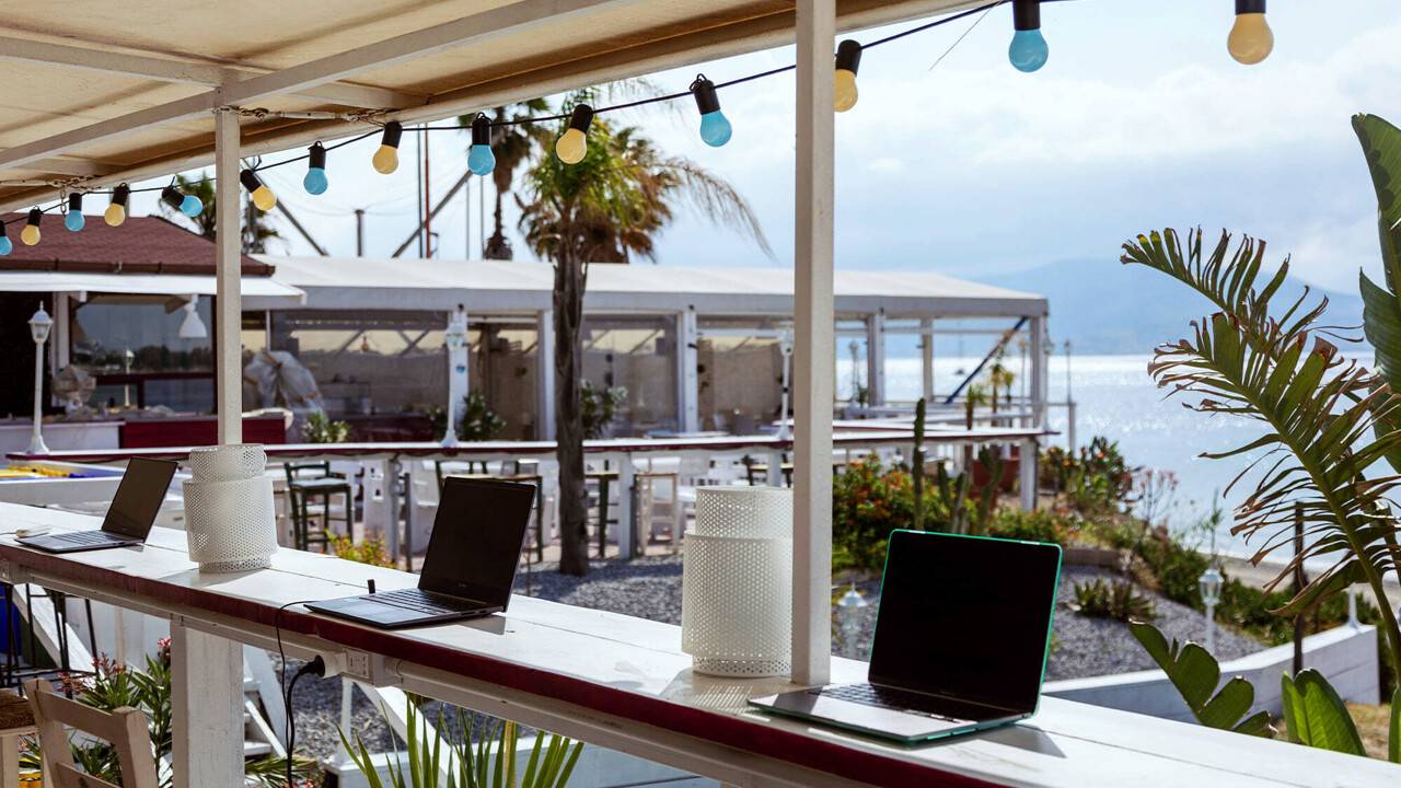 Evoluzione coworking, vale anche in spiaggia, ecco l’app per prenotare il posto