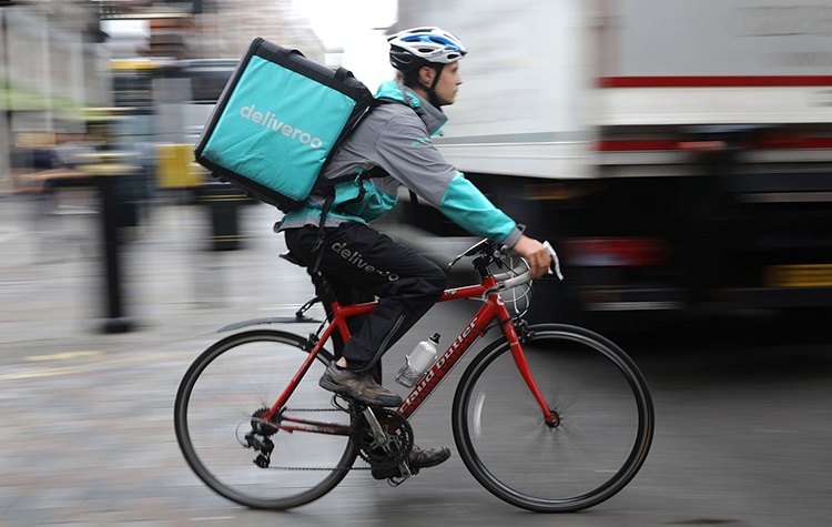 Paura delle consegne? Deliveroo adotta il nuovo stile senza contatto